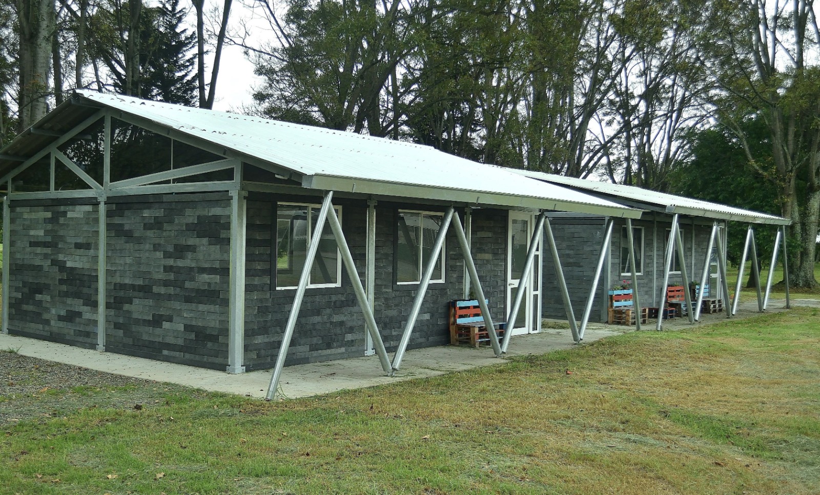 Modular plastic building